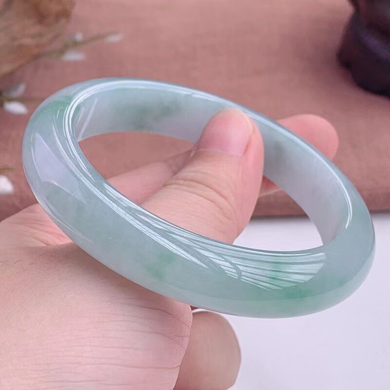 Lighting - Bracciale in giadeite monocolore dal Myanmar,